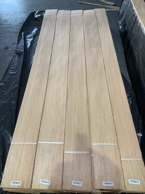 좋은 유연성  Oak veneer Sheets with Smooth Texture and 0.2-0.6mm Thickness for Furniture and Wall Paneling. 가구 및 벽 패널을 위한 부드러운 질감과 0.2-0.6mm 두께를 가진 오크 패널