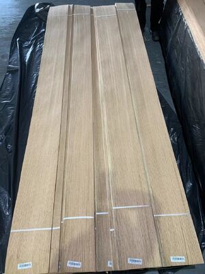 좋은 유연성  Oak veneer Sheets with Smooth Texture and 0.2-0.6mm Thickness for Furniture and Wall Paneling. 가구 및 벽 패널을 위한 부드러운 질감과 0.2-0.6mm 두께를 가진 오크 패널